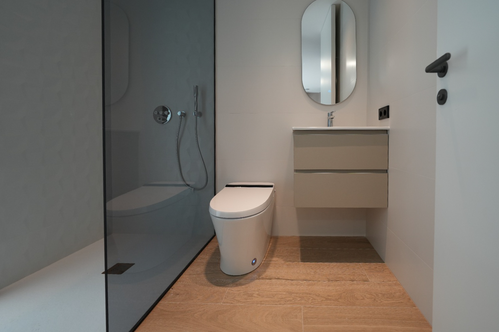 Baño moderno con ducha a ras de suelo de cristal oscuro y pared texturizada, inodoro suspendido, mueble de lavabo flotante y suelo de gres porcelánico efecto madera. Baño moderno con ducha a ras de suelo de cristal oscuro y pared texturizada, inodoro suspendido, mueble de lavabo flotante y suelo de gres porcelánico efecto madera.