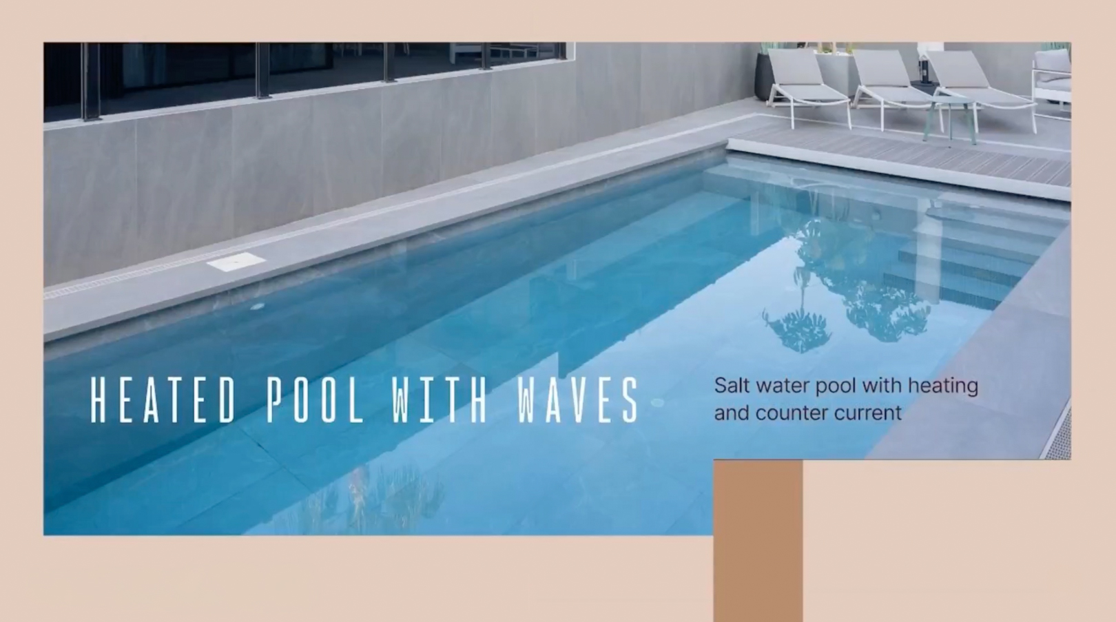 Piscina climatizada de agua salada con sistema contracorriente y escalones, rodeada de baldosas grises y solárium con tumbonas. Piscina climatizada de agua salada con sistema contracorriente y escalones, rodeada de baldosas grises y solárium con tumbonas.
