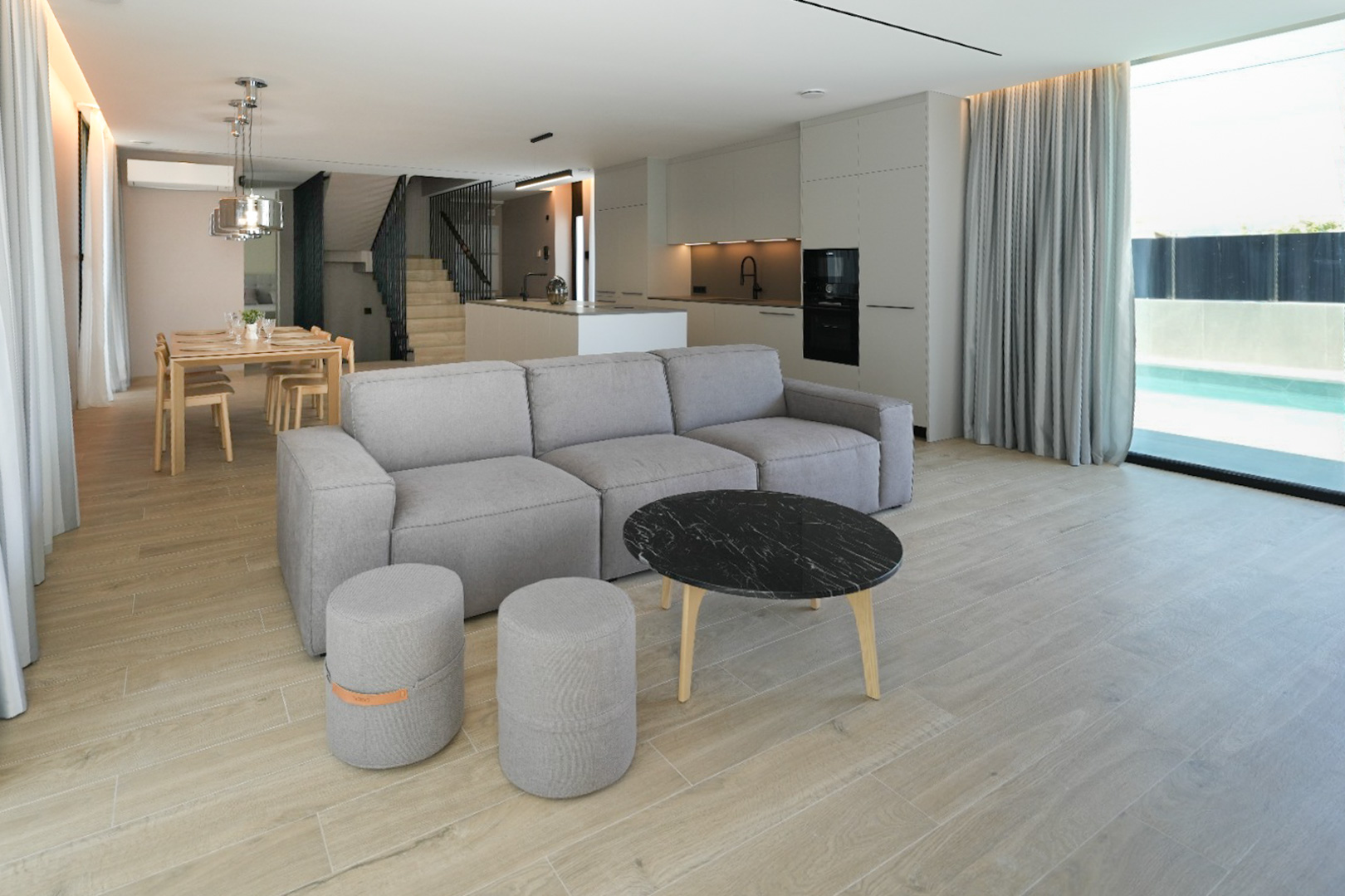 Salón-comedor de diseño abierto con sofá modular, mesa de mármol y cocina integrada, conectado a la piscina exterior a través de amplios ventanales. Salón-comedor de diseño abierto con sofá modular, mesa de mármol y cocina integrada, conectado a la piscina exterior a través de amplios ventanales.