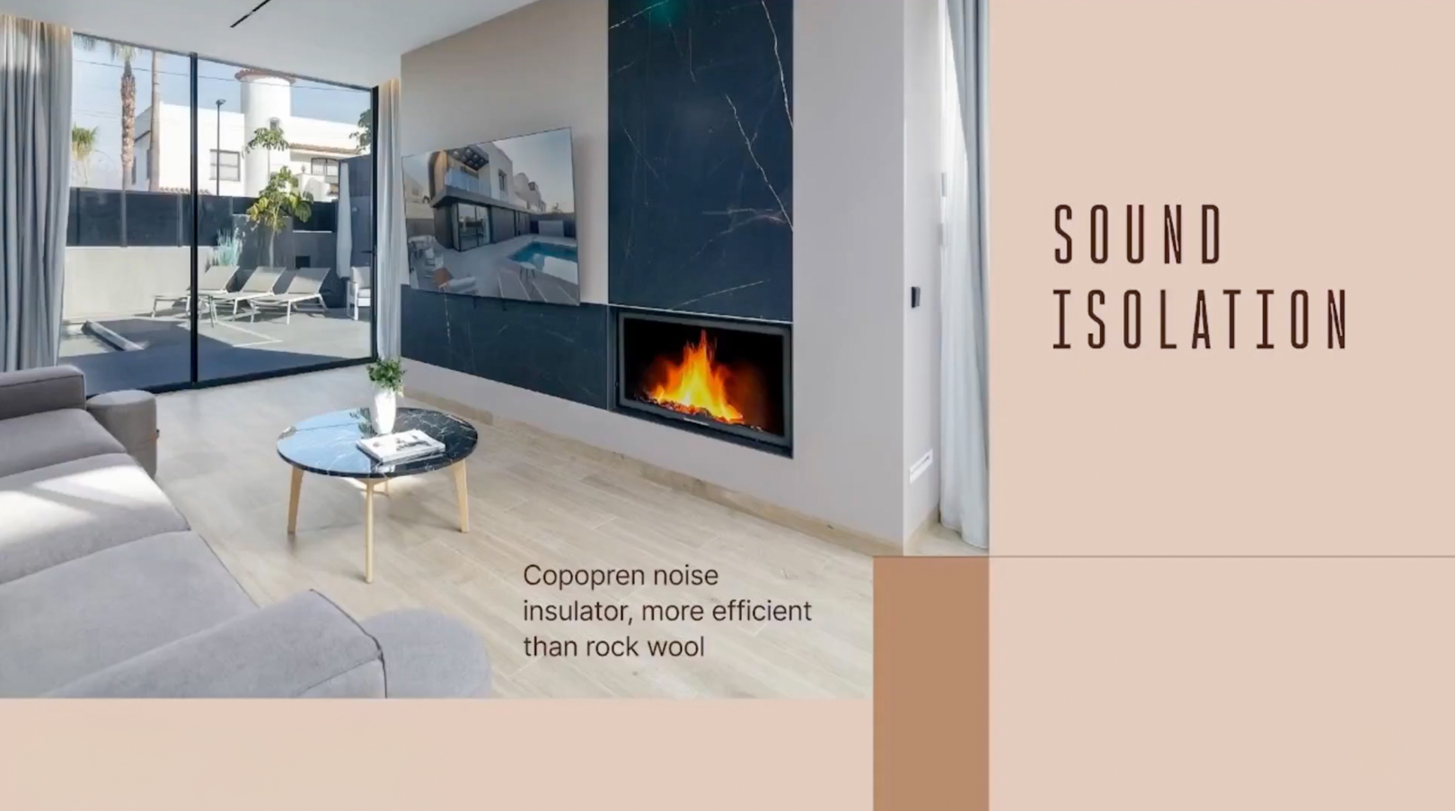 Salón contemporáneo con sofá seccional gris, mesa de centro de mármol negro y una pared destacada de mármol oscuro con chimenea y TV integradas, con acceso a una terraza exterior. Salón contemporáneo con sofá seccional gris, mesa de centro de mármol negro y una pared destacada de mármol oscuro con chimenea y TV integradas, con acceso a una terraza exterior.