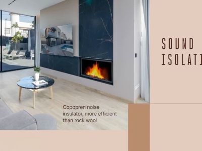 Salón contemporáneo con sofá seccional gris, mesa de centro de mármol negro y una pared destacada de mármol oscuro con chimenea y TV integradas, con acceso a una terraza exterior.