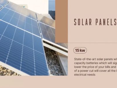 Vista exterior del sistema de paneles solares de 15 kW de la villa, instalados sobre una base de grava para alta eficiencia energética.
