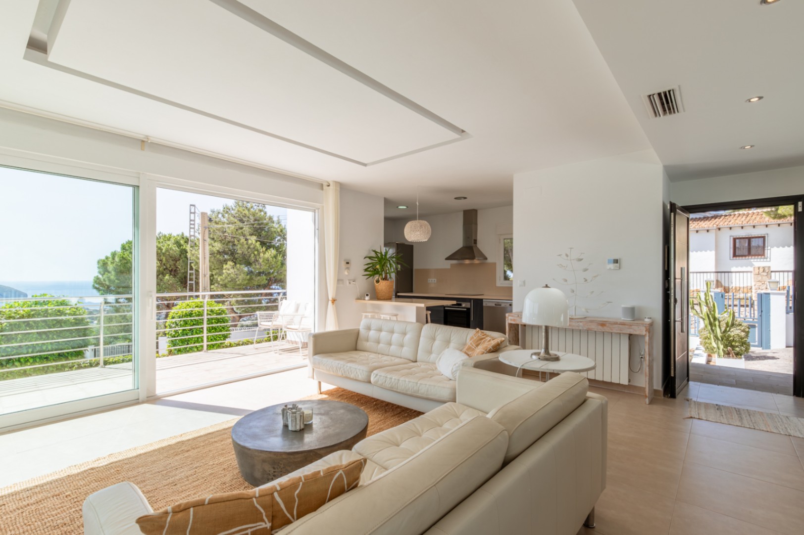Amplio salón-comedor de planta abierta con cocina integrada, ventanales que acceden a un balcón con vistas al mar y abundante luz natural. Incluye radiador y aire acondicionado por conductos. Amplio salón-comedor de planta abierta con cocina integrada, ventanales que acceden a un balcón con vistas al mar y abundante luz natural. Incluye radiador y aire acondicionado por conductos.