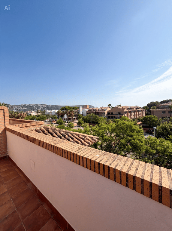 Amplia terraza con suelo de baldosas de terracota y barandilla de ladrillo. Ofrece vistas abiertas a la zona residencial, vegetación y colinas, con tejas antiguas visibles. Amplia terraza con suelo de baldosas de terracota y barandilla de ladrillo. Ofrece vistas abiertas a la zona residencial, vegetación y colinas, con tejas antiguas visibles.
