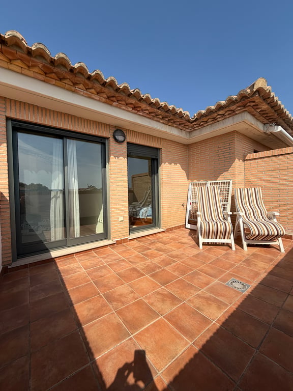 Amplia terraza superior con suelo de baldosas de terracota, paredes de ladrillo y tejas tradicionales. Equipada con dos tumbonas y acceso directo a los dormitorios. Amplia terraza superior con suelo de baldosas de terracota, paredes de ladrillo y tejas tradicionales. Equipada con dos tumbonas y acceso directo a los dormitorios.