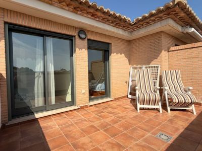 Amplia terraza superior con suelo de baldosas de terracota, paredes de ladrillo y tejas tradicionales. Equipada con dos tumbonas y acceso directo a los dormitorios.