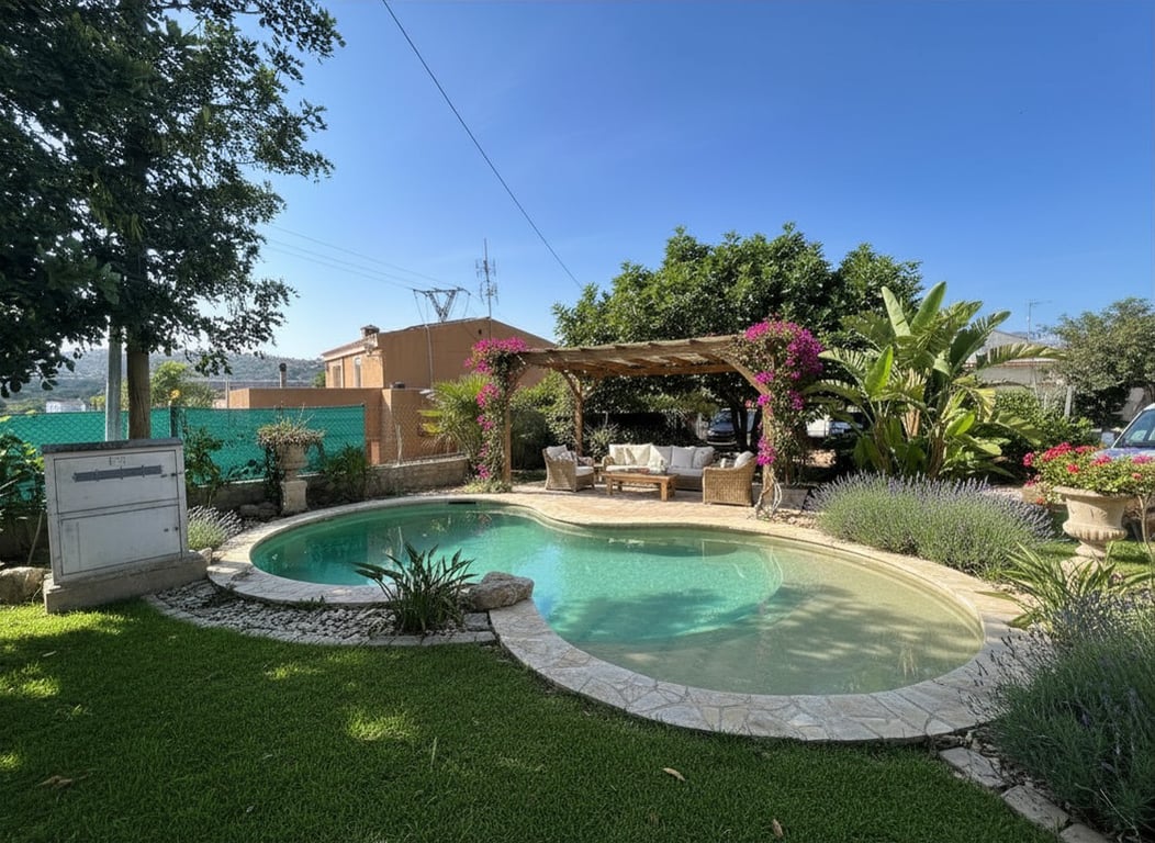 Piscina de forma irregular con borde de piedra junto a una pérgola con buganvillas rosas, creando una zona de estar exterior sombreada en un jardín mediterráneo. Piscina de forma irregular con borde de piedra junto a una pérgola con buganvillas rosas, creando una zona de estar exterior sombreada en un jardín mediterráneo.
