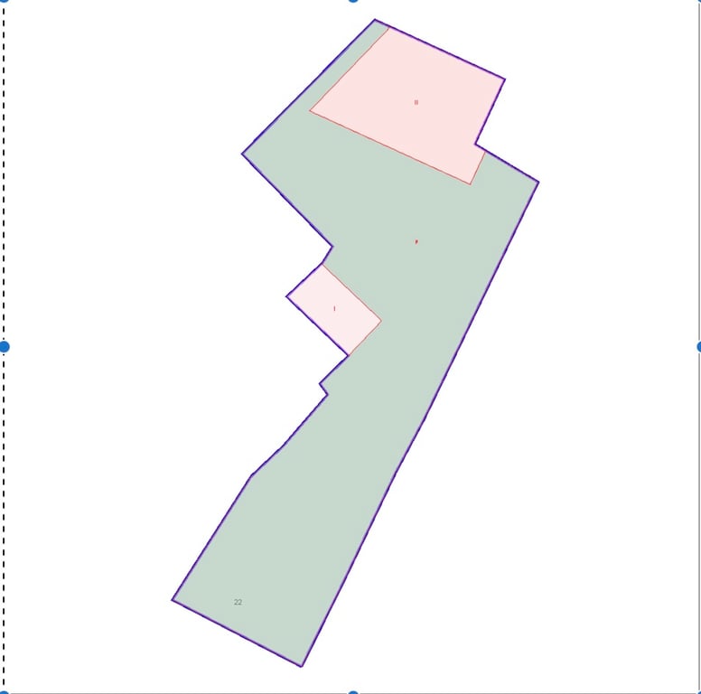 Plano catastral de una parcela de forma irregular con contorno morado. Muestra dos áreas internas destacadas en rojo claro y una sección verde claro más grande, indicando divisiones de propiedad. Plano catastral de una parcela de forma irregular con contorno morado. Muestra dos áreas internas destacadas en rojo claro y una sección verde claro más grande, indicando divisiones de propiedad.
