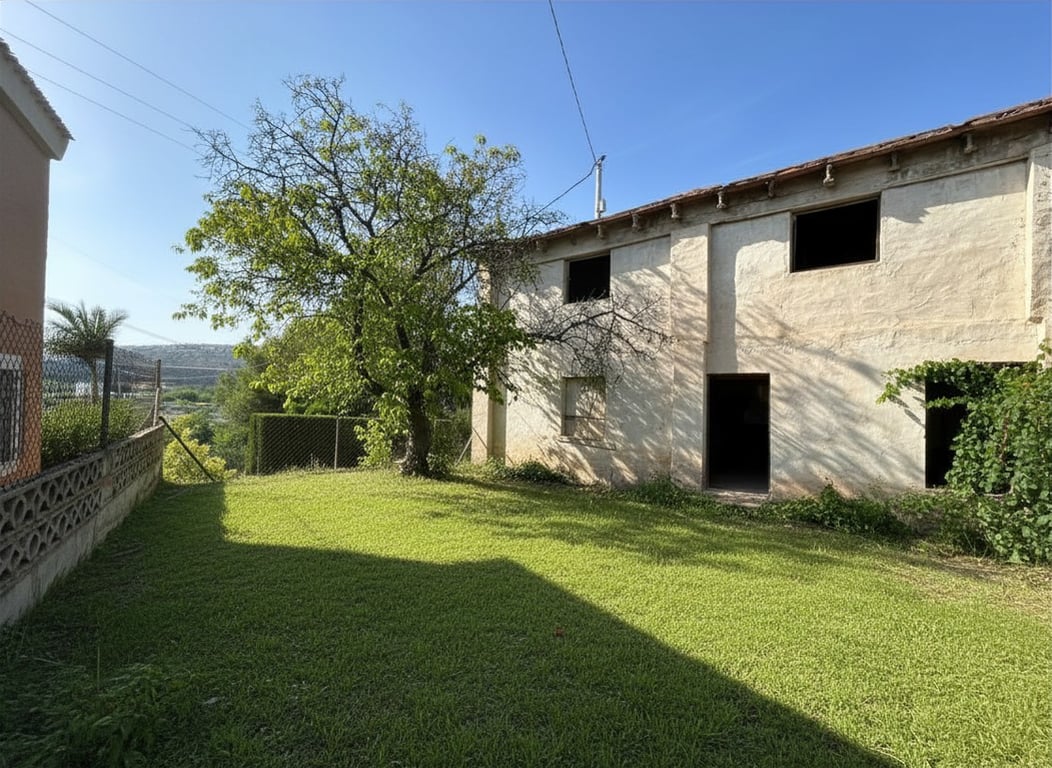 Vista exterior de la propiedad, mostrando su fachada de dos plantas con revestimiento claro y aberturas sin carpintería. El amplio jardín con césped y un árbol maduro ofrece un lienzo para el diseño. Vista exterior de la propiedad, mostrando su fachada de dos plantas con revestimiento claro y aberturas sin carpintería. El amplio jardín con césped y un árbol maduro ofrece un lienzo para el diseño.