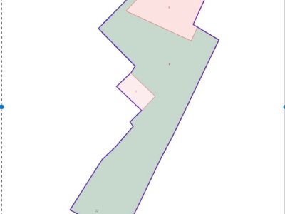 Plano catastral de una parcela de forma irregular con contorno morado. Muestra dos áreas internas destacadas en rojo claro y una sección verde claro más grande, indicando divisiones de propiedad.