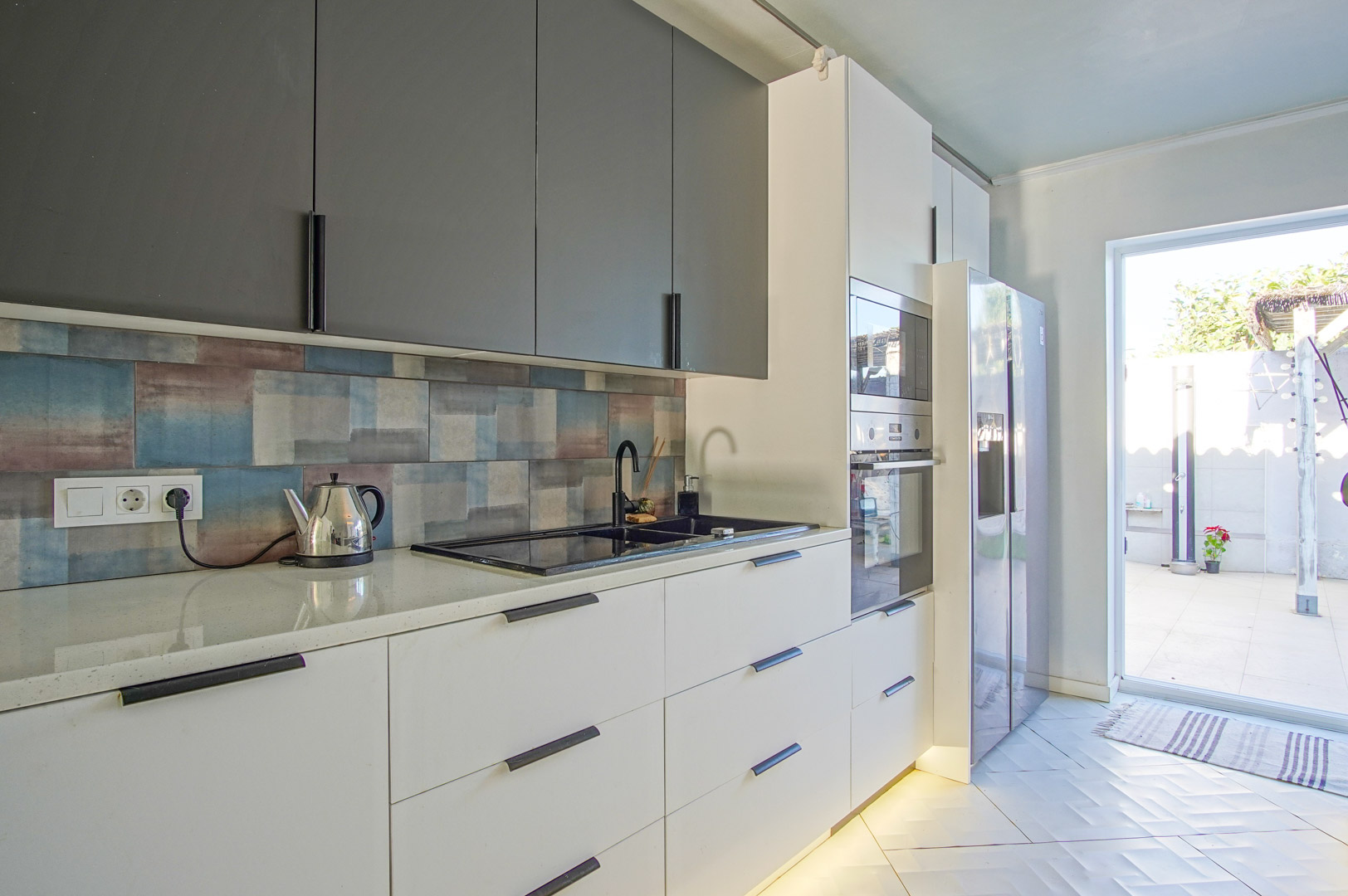 Cocina con acceso a la terraza