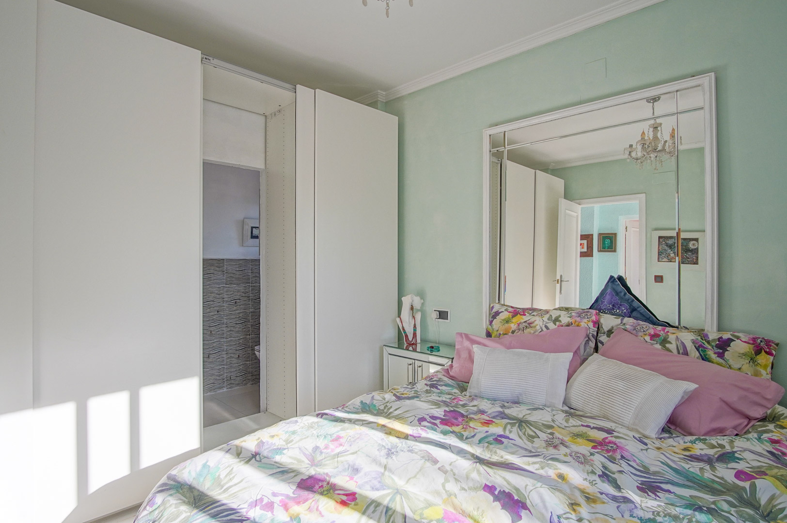 Dormitorio con baño en suite