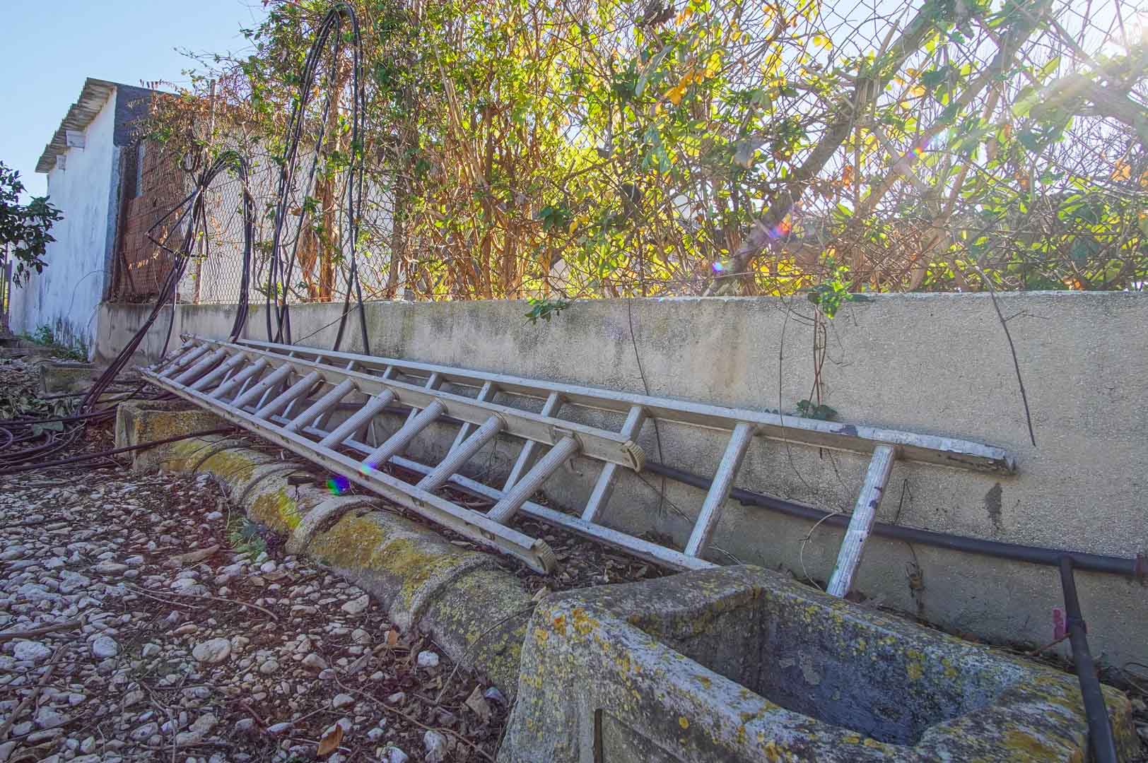 Canal de agua en la parcela