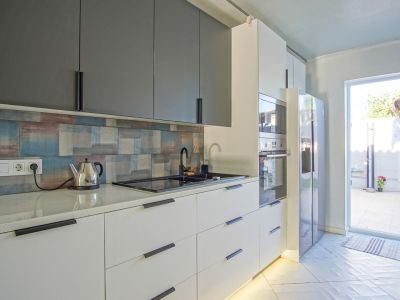 Cocina con acceso a la terraza
