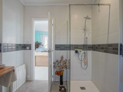 Cuarto de baño con ducha
