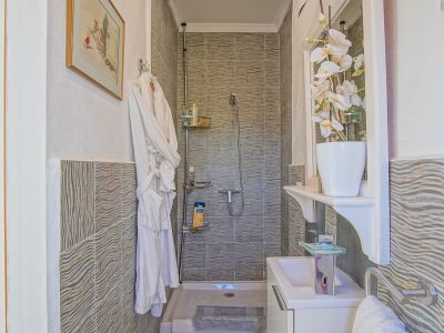 Cuarto de baño con ducha