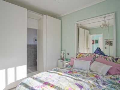 Dormitorio con baño en suite