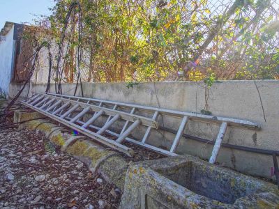 Canal de agua en la parcela