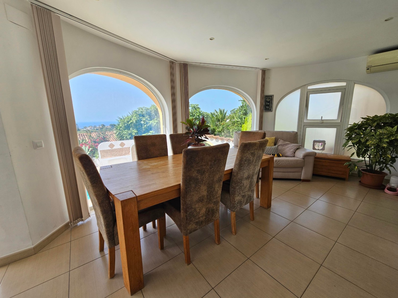 Salón comedor con vistas al mar Salón comedor con vistas al mar