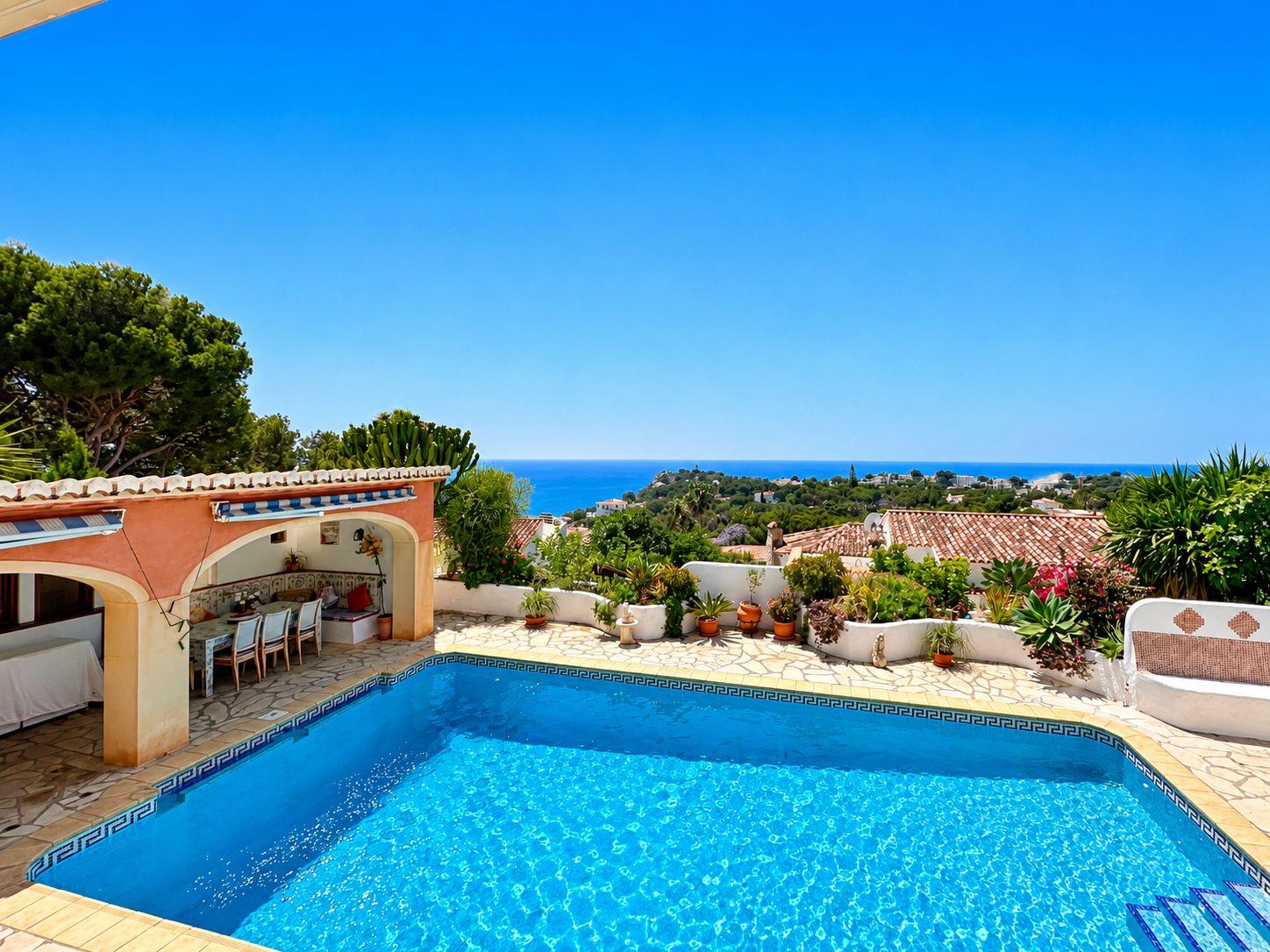 Piscina y terraza con vistas al mar Piscina y terraza con vistas al mar