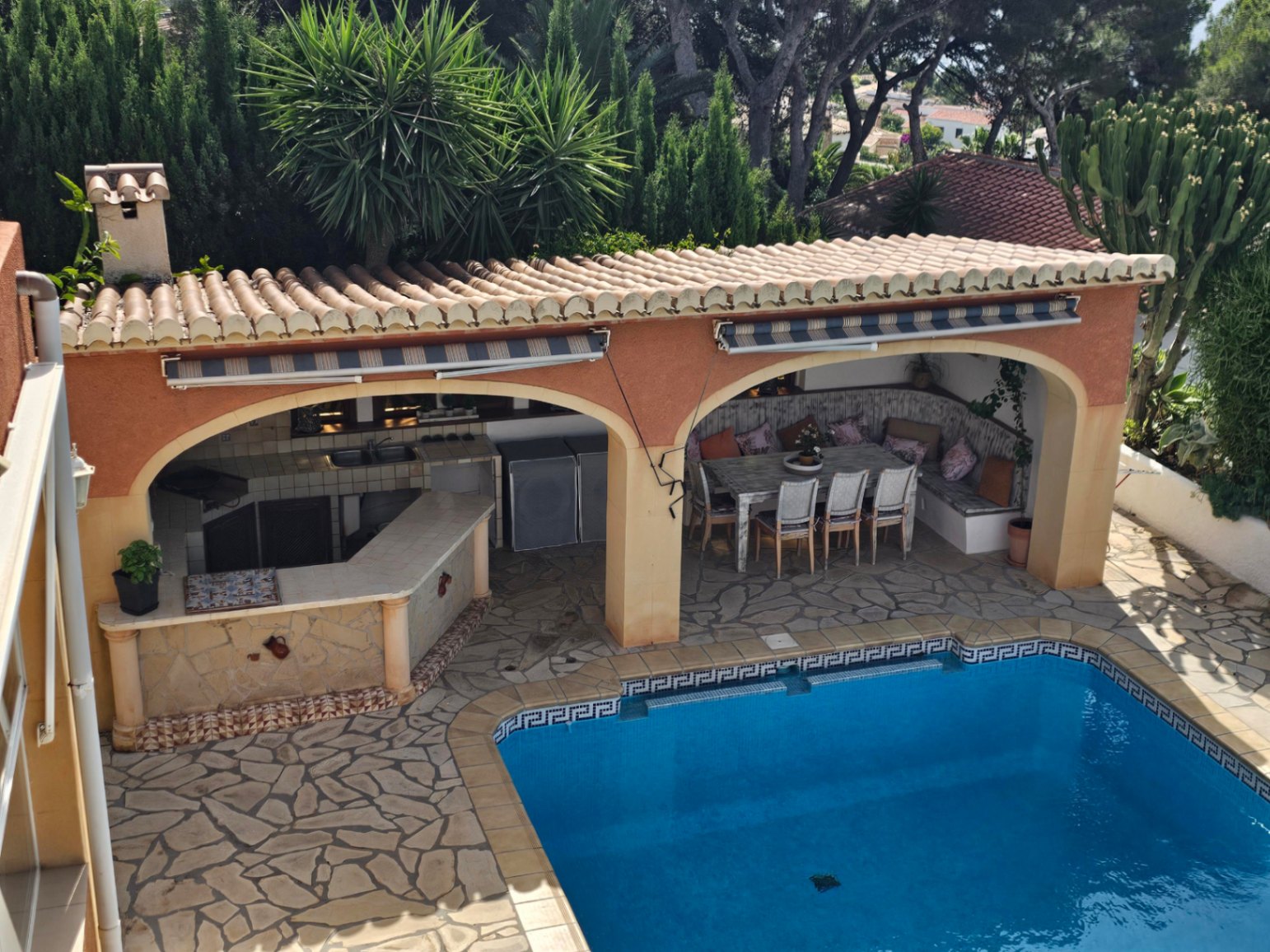 Piscina y zona de barbacoa Piscina y zona de barbacoa