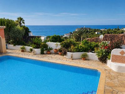 Piscina con vistas al mar