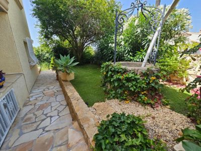 Jardín y camino exterior
