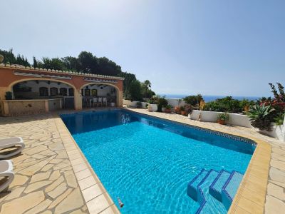 Piscina con vistas al mar