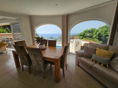 Salón comedor con vistas al mar