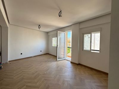 Salón comedor con balcón