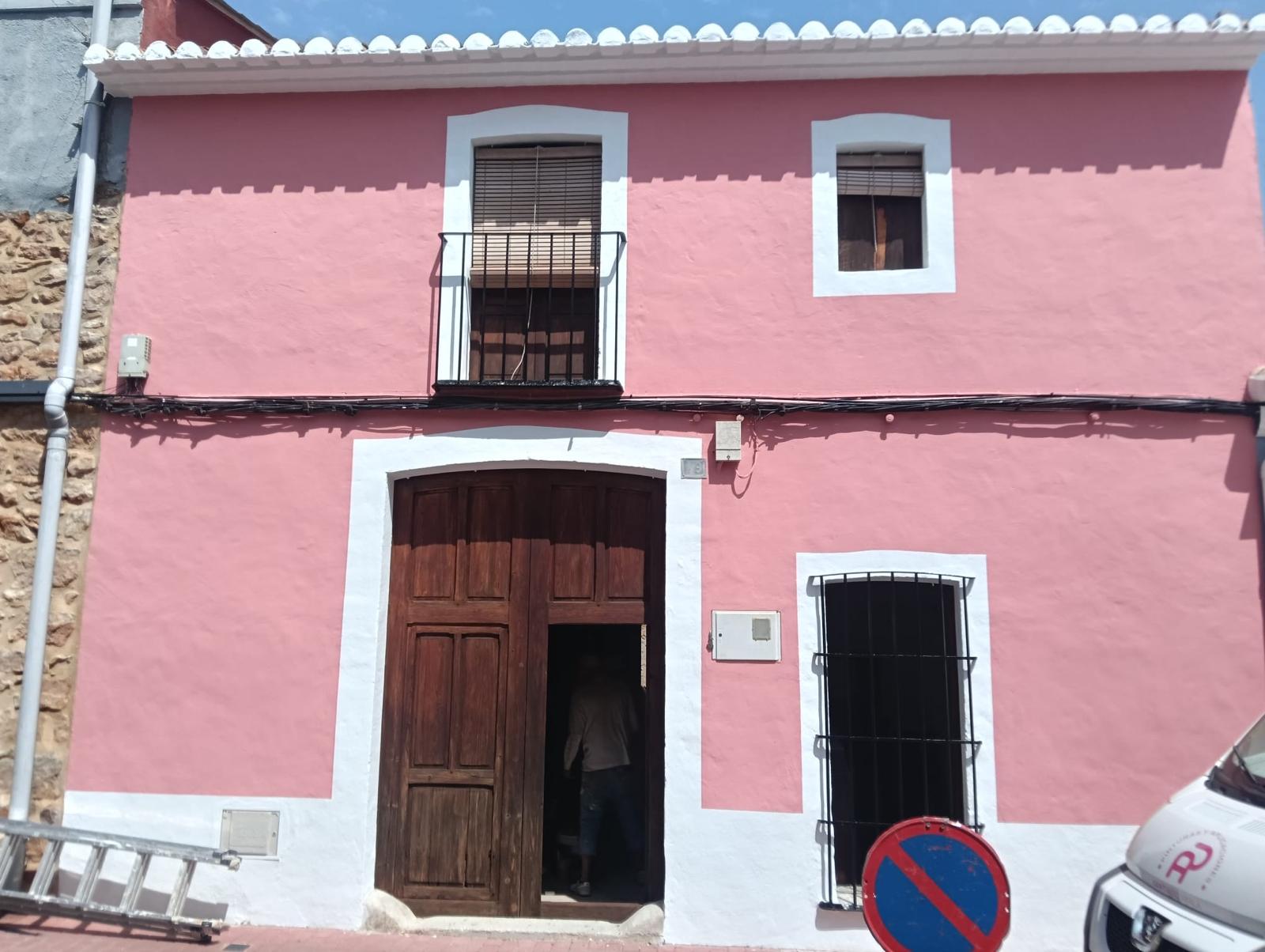 Fachada principal de la casa Fachada principal de la casa