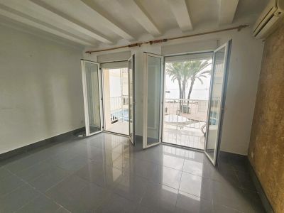 Salón con acceso al balcón