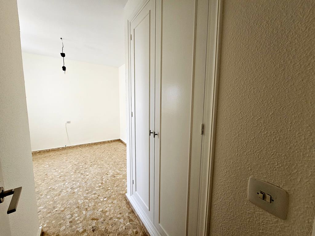 Dormitorio con armario empotrado