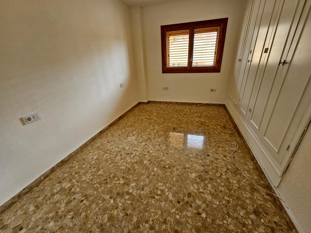 Dormitorio con armario empotrado