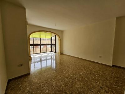 Salón comedor con balcón acristalado