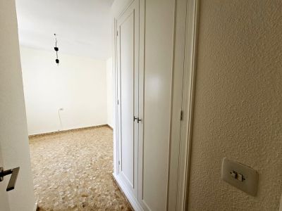 Dormitorio con armario empotrado