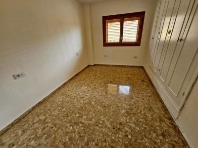 Dormitorio con armario empotrado