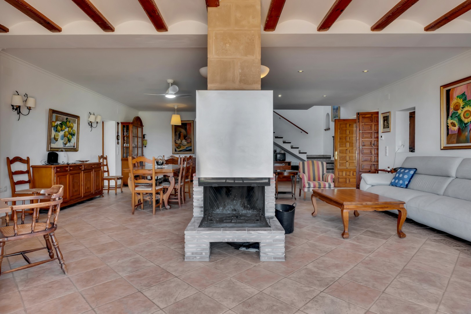 Salón con chimenea