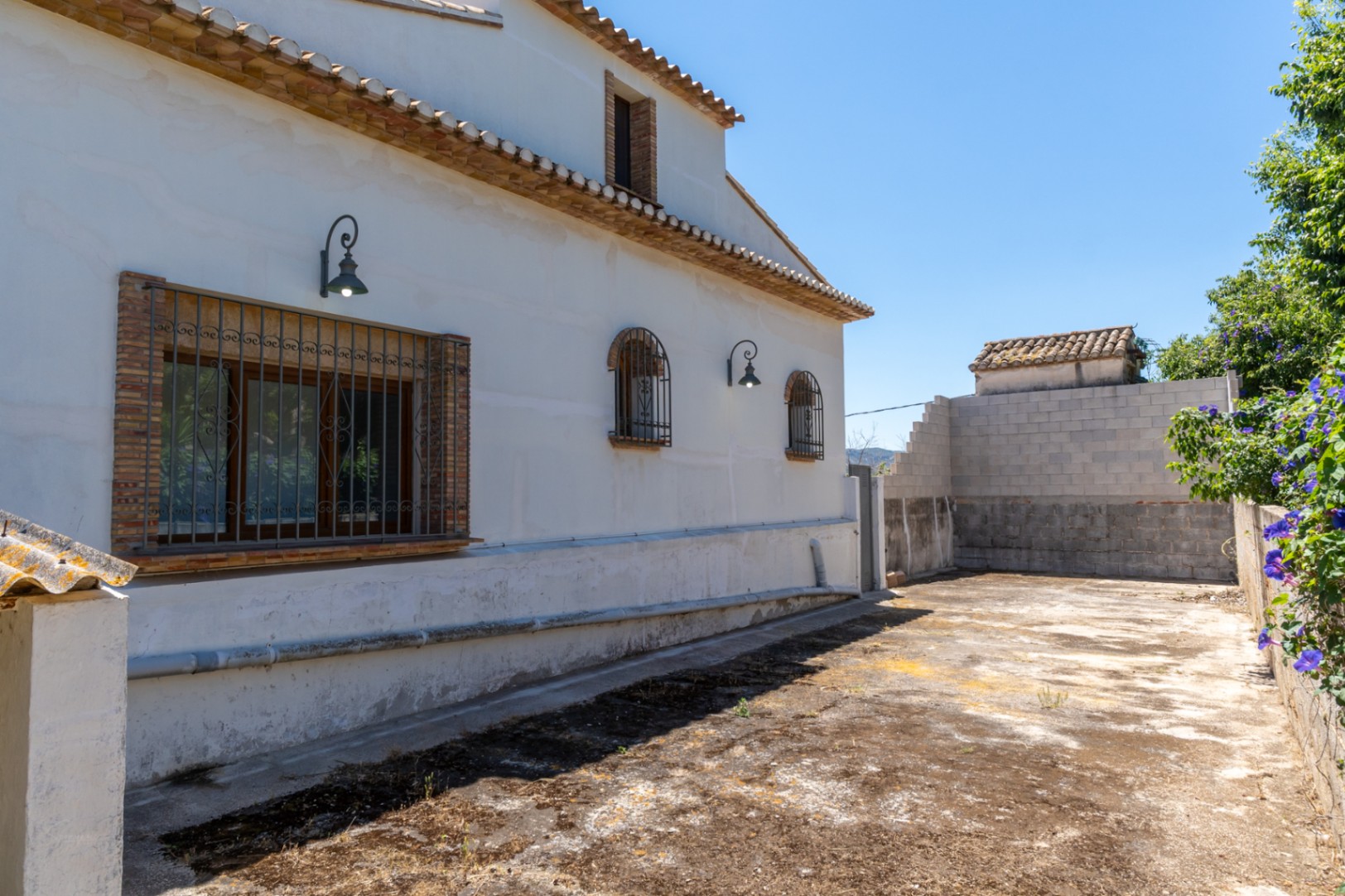 Fachada y patio