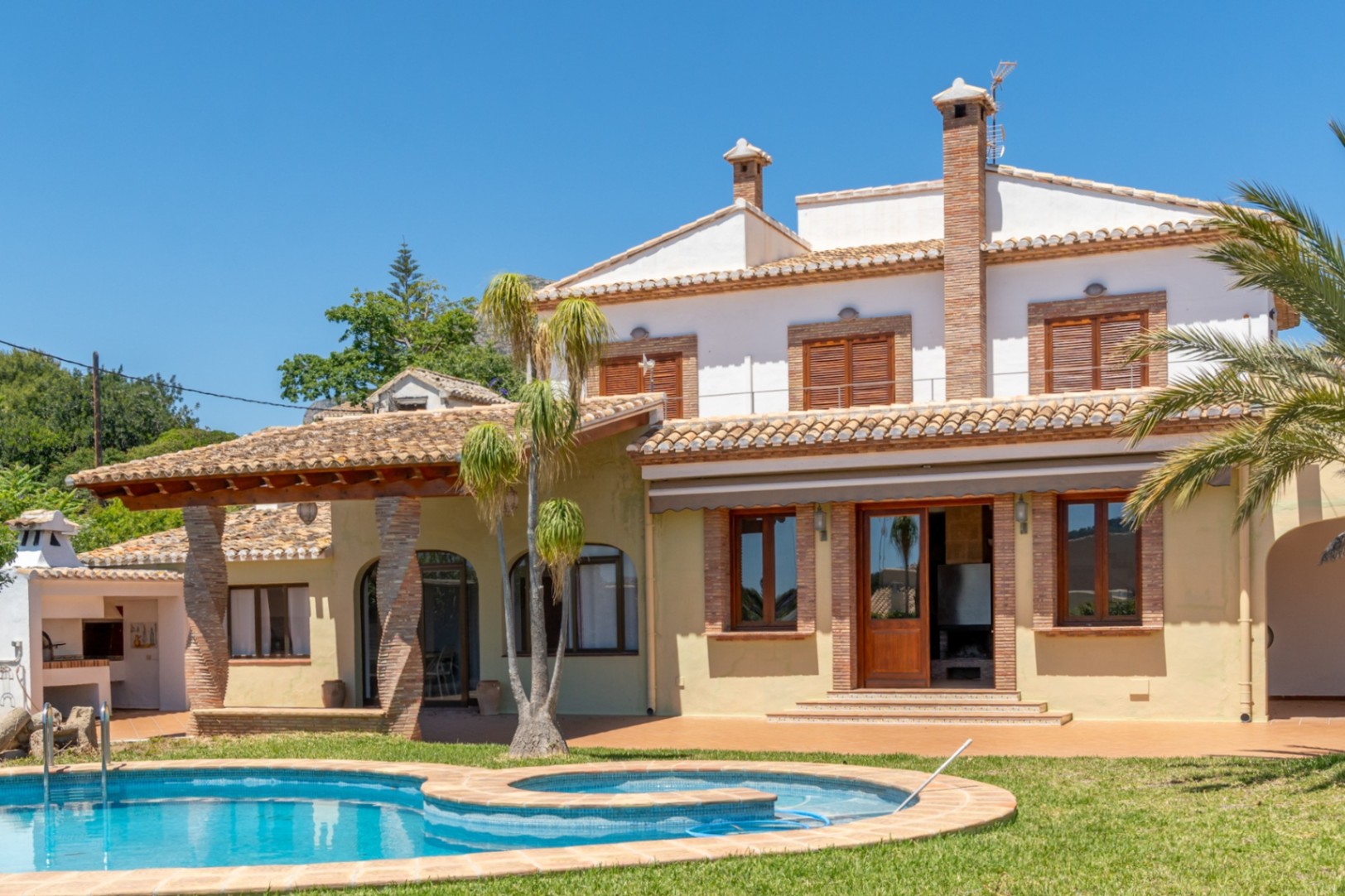 Exterior de la villa con piscina