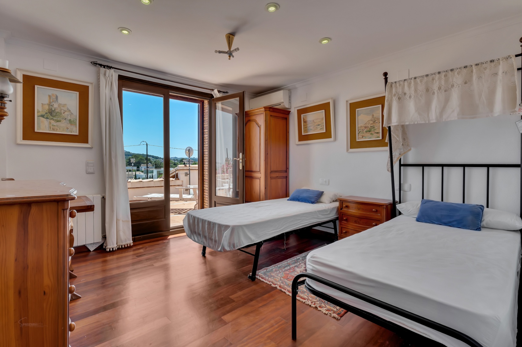 Dormitorio con acceso a la terraza