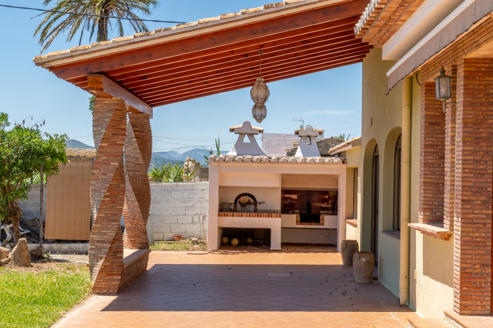 Terraza cubierta con zona de barbacoa