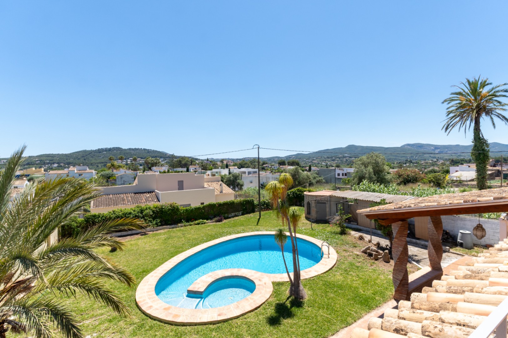 Jardín con piscina