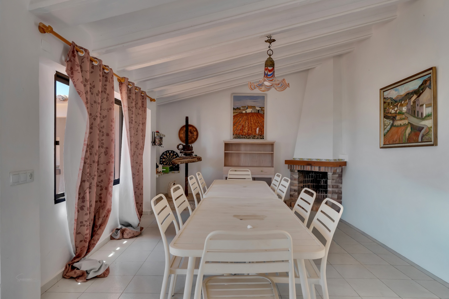 Comedor con chimenea
