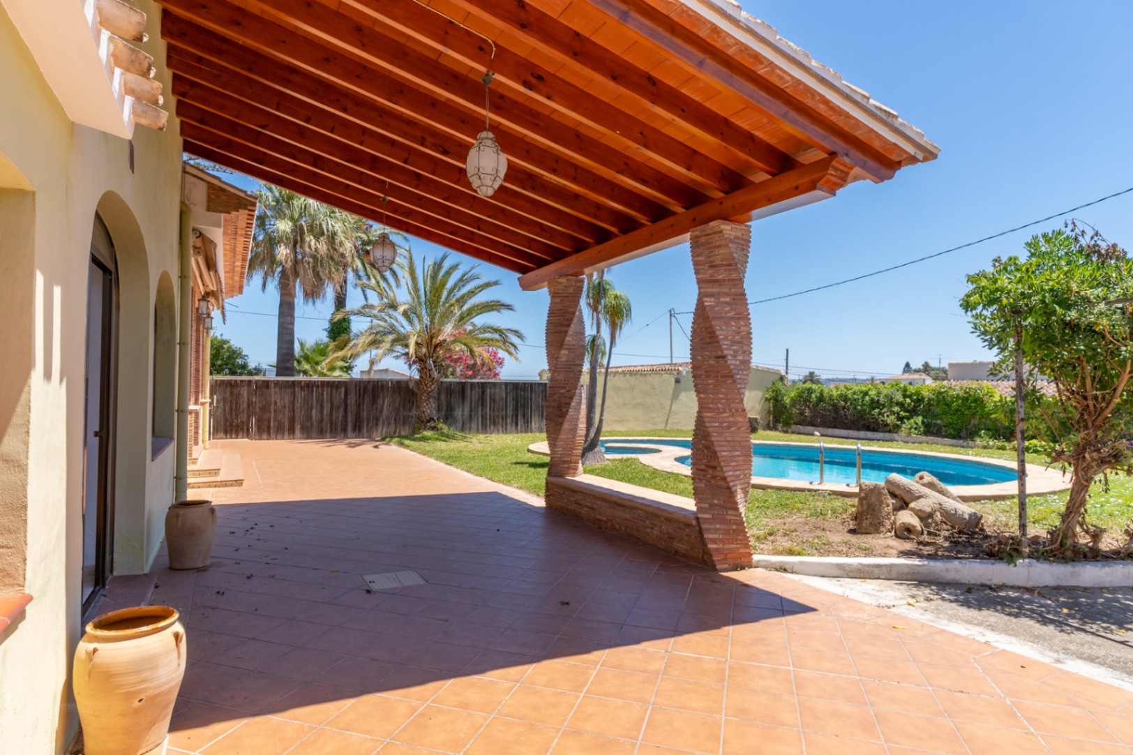 Terraza cubierta con piscina