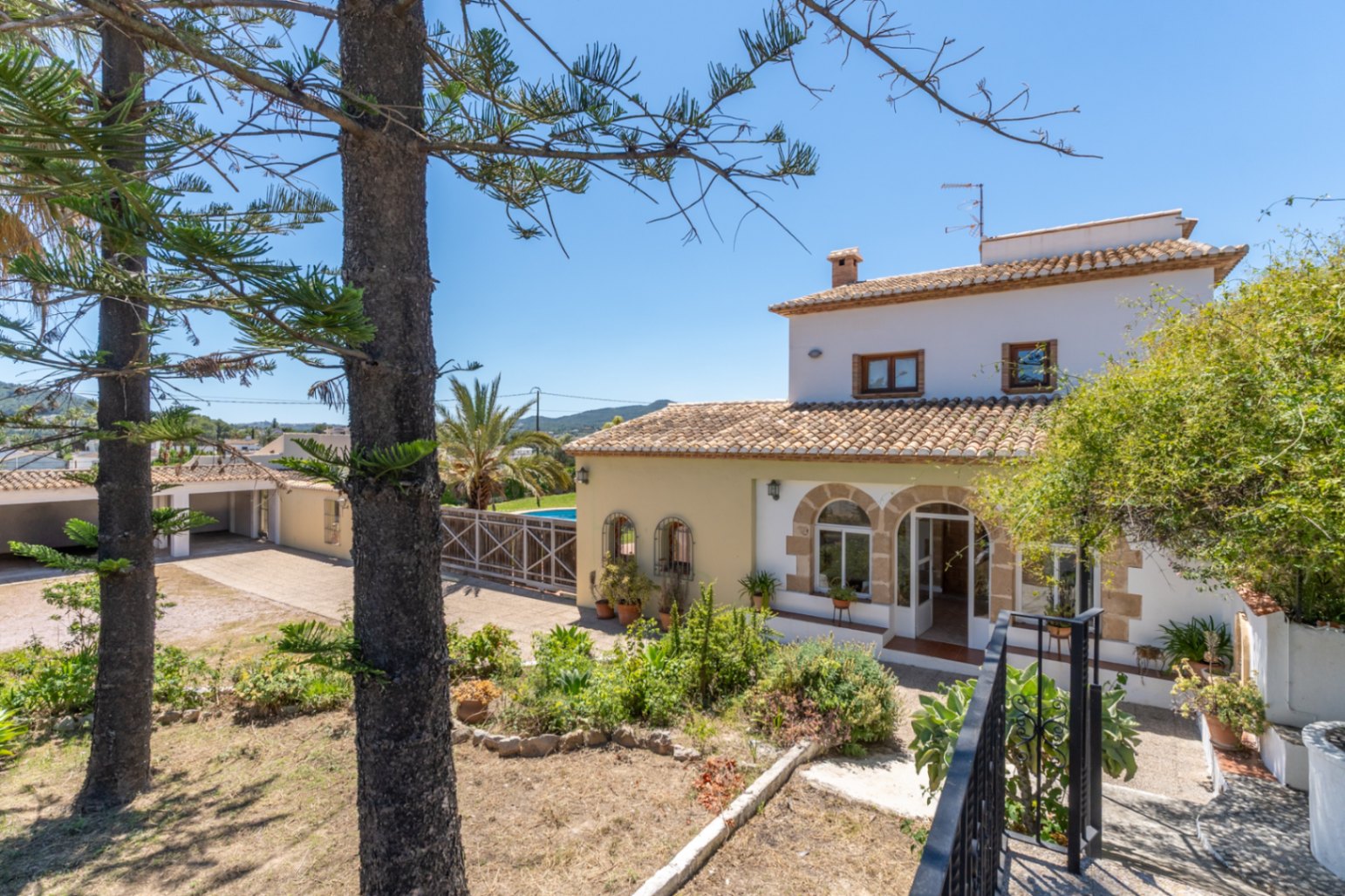 Exterior de la casa y jardín