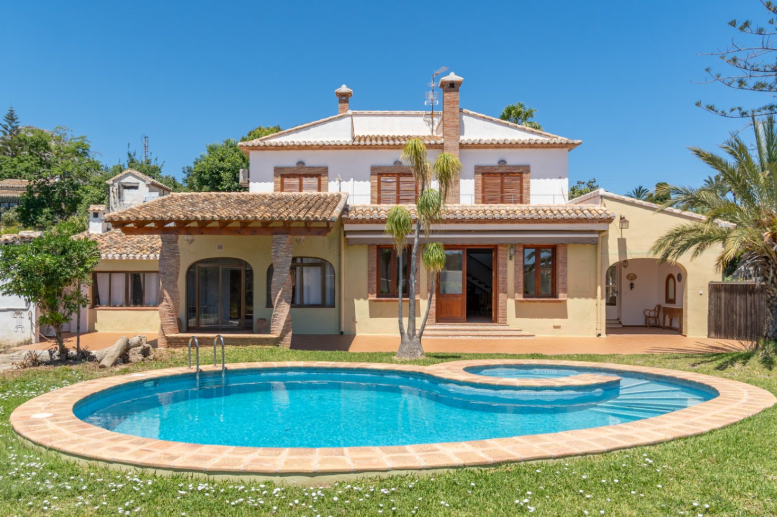Exterior de la villa con piscina