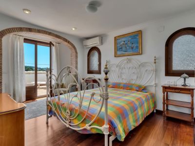 Dormitorio con acceso a terraza