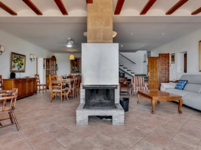 Salón con chimenea