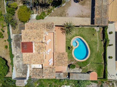 Vista aérea de casa con piscina